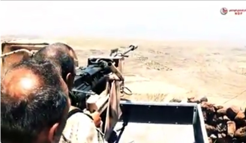 Các binh sĩ thuộc lực lượng vũ trng địa phương NDF chiến đấu trên sa mạc tỉnh Sweida. Ảnh minh họa video