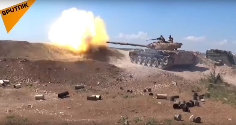 Xe tăng quân đội Syria phản kích ác liệt chống lại các nhóm Hồi giáo cực đoan phía bắc Hama. Ảnh video