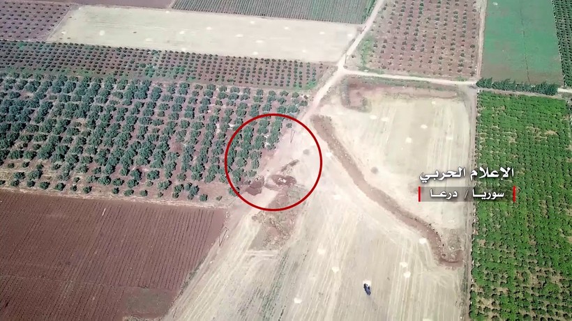 Pháo binh quân đội Syria bắn phá trận địa phòng ngự của lực lượng Hồi giáo cực đoan ở Daraa. Ảnh minh họa video