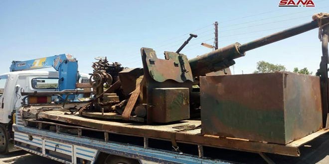 Lực lượng Hồi giáo cực đoan giao nộp vũ khí trang bị hạng nặng ở thành phố Bosra al-Sham. Ảnh SANA