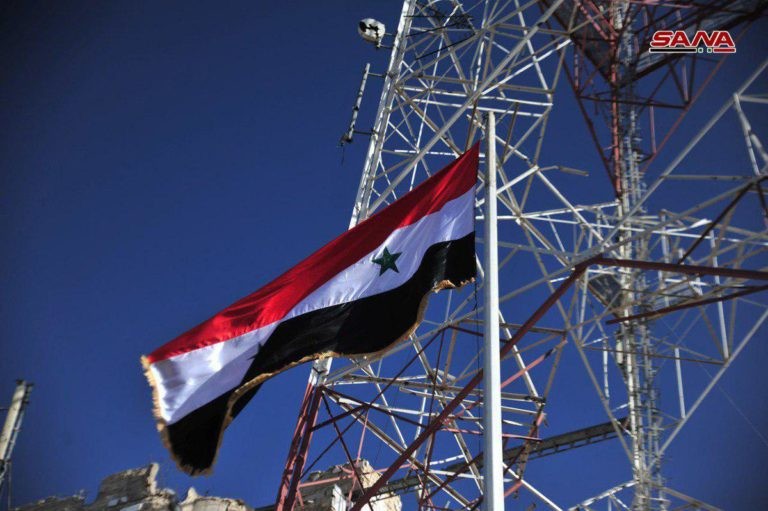 Quân đội Syria thượng cờ trên thị trấn Tafas. Ảnh video SANA