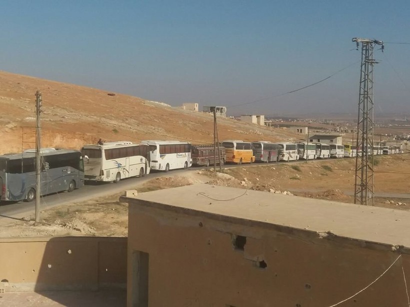 Đoàn xe buýt di tản người dân từ 2 thị trấn bị bao vây. Ảnh truyền thông đối lập Syria