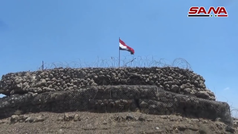 Quân đội Syria thượng cờ trên cao điểm Tal Al-Harrah thuộc vùng nông thôn Daraa. Ảnh video