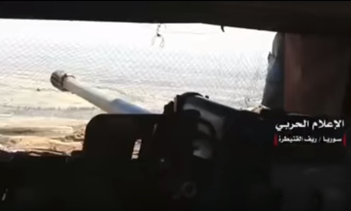 Pháo binh quân đội Syria bắn phá chiến tuyến lực lượng Hồi giáo cực đoan ở thành phố Nawa, Daraa