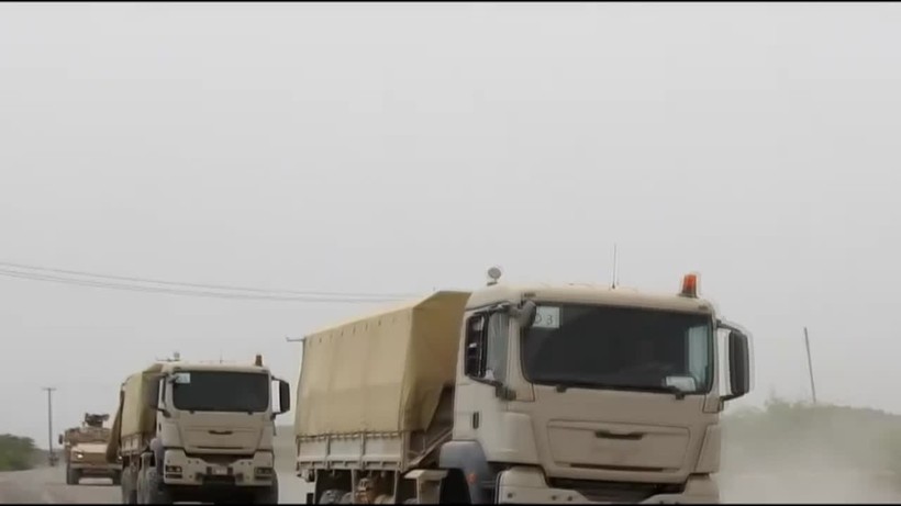 Đoàn xe liên minh quân sự Yemen do Ả rập Xê út hậu thuẫn tấn công. Ảnh video