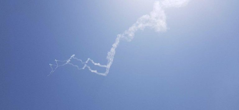Tên lửa phòng không Israel bắn hạ máy bay Syria. Ảnh minh họa South Front