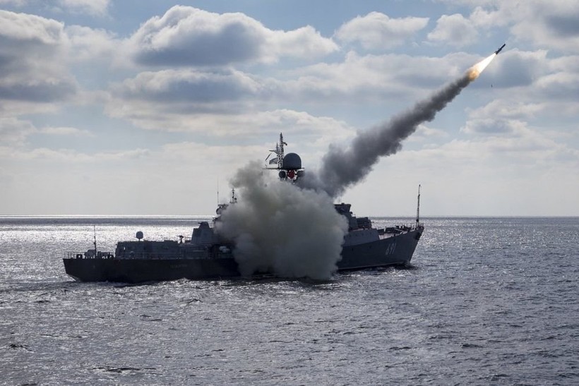 Tàu tuần biển mang tên lửa Nga chiến đấu. Ảnh minh họa TVZvezda