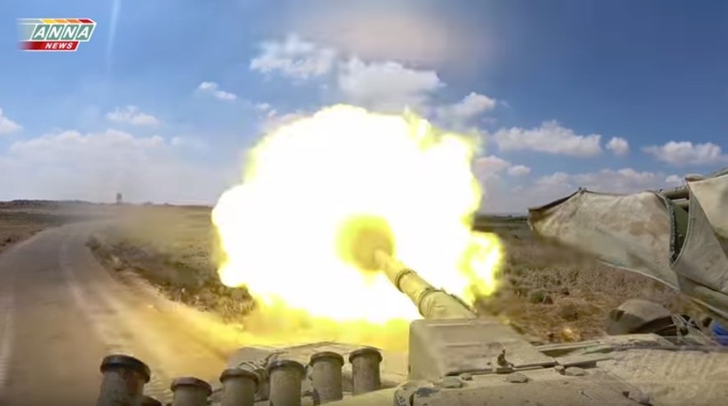 Xe tăng quân đội Syria tiến công trên chiến trường Daraa