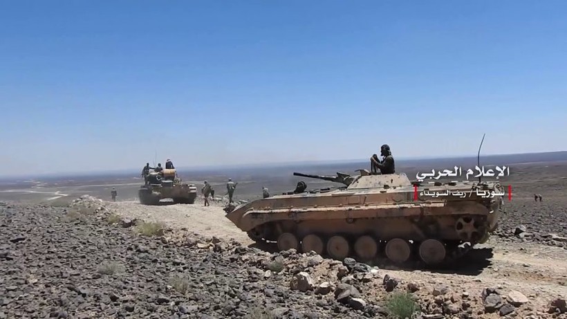 Quân đội Syria tiến công trên hoang mạc Sweida. Ảnh minh họa Masdar News