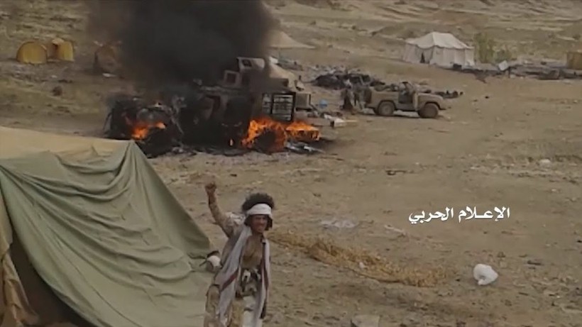 Chiến binh Houthi tấn công tiền đồn của quân đội Ả rập Xê út. Ảnh minh họa vdeo truyền thông Houthi