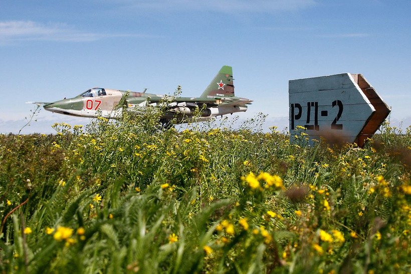Máy bay cường kích chiến trường Su-25 chuẩn bị cất cách trên sân bay Hmeimim. Ảnh minh họa Masdar News
