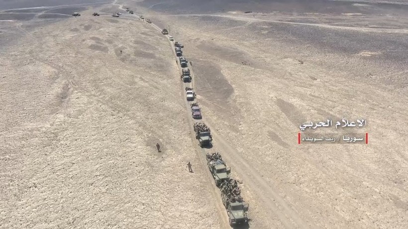 Quân đội Syria, lực lượng SSNP, NDF hành quân trên sa mạc Sweida. Ảnh minh họa video truyền thông quân đội Syria
