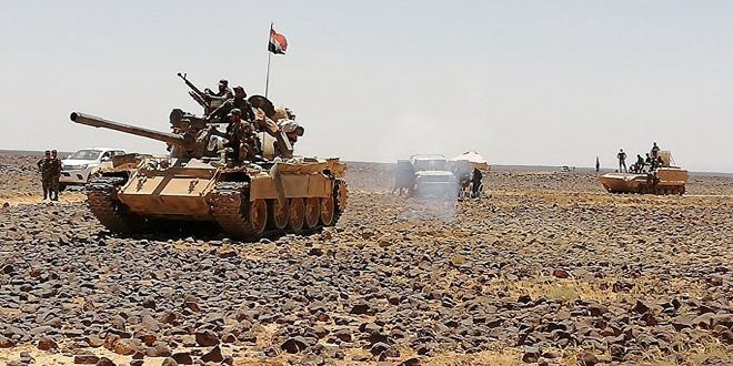 Các đơn vị quân đội Syria tiến công trên chiến trường hoang mạc Sweida. Ảnh minh họa SANA
