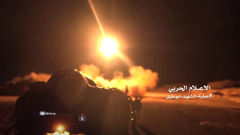 Lực lượng Houthis phóng tên lửa tấn công quân đội Ả rập Xê út. Ảnh minh họa Masdar News