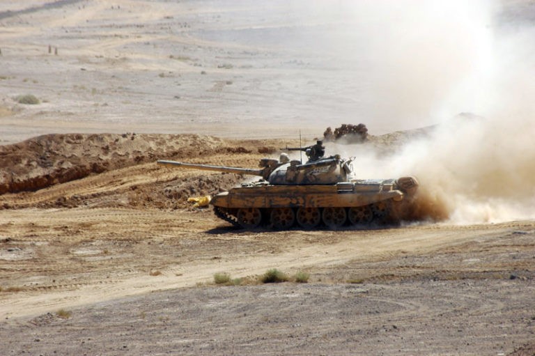 Xe tăng quân đội Syria tiến công trên sa mạc Sweida. Ảnh minh họa video Hezbollah