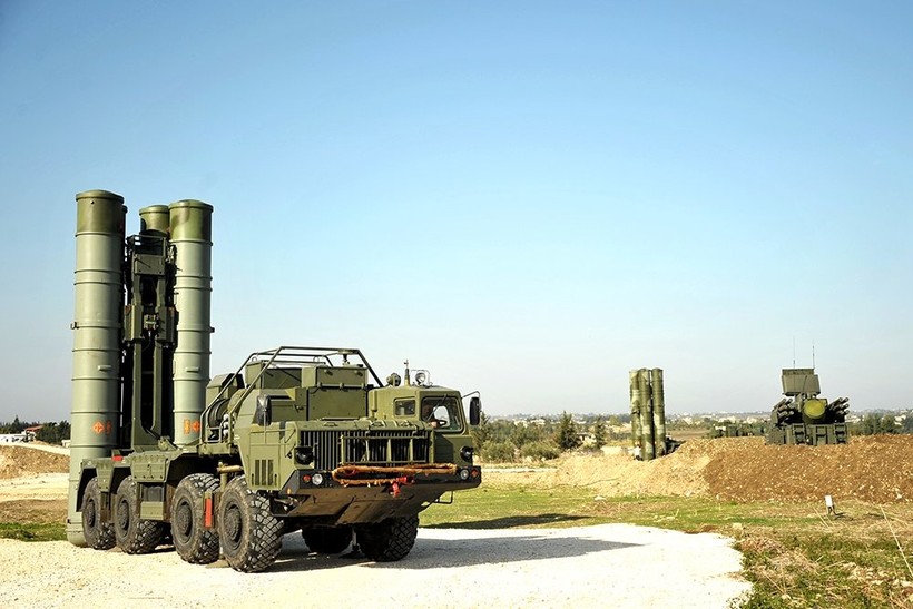Hệ thống tên lửa S-400 trên căn cứ sân bay Hmeymim, Latakia, Syria