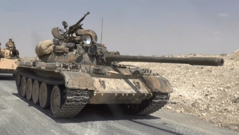 Xe tăng quân đội Syria tấn công trên hoang mạc Sweida. Ảnh minh họa South Front