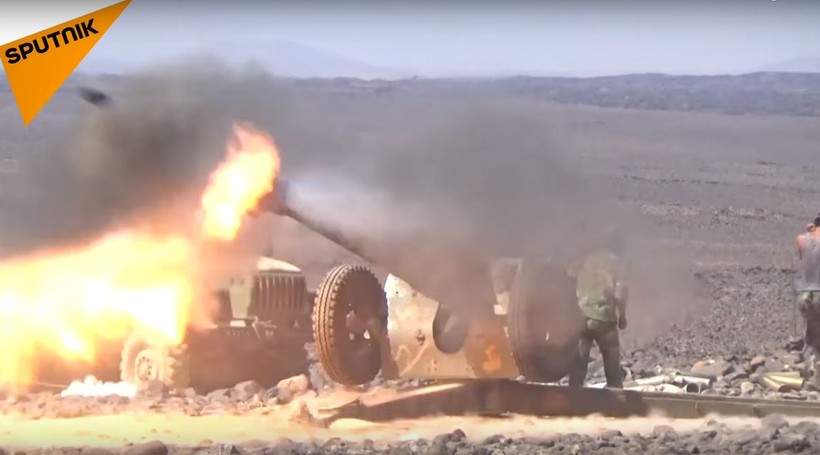 Pháo binh quân đội Syria dội lửa vào chiến tuyến của IS ở Sweida. Ảnh minh họa video