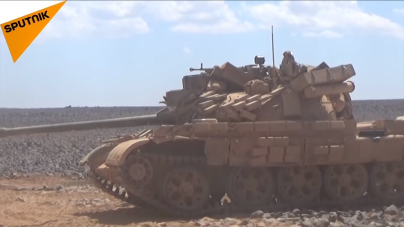 Xe tăng quân đội Syria trên chiến trường Al-Safa. Ảnh minh họa video Sputnik