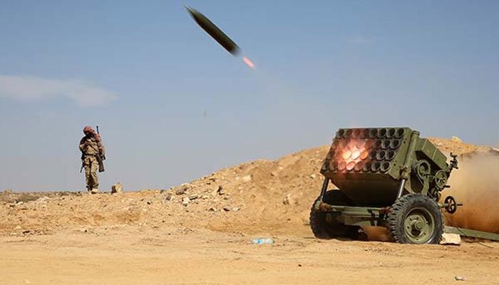 Lực lượng Houthí phóng rockets tấn công chiến tuyến của liên minh quân sự do Ả rập xê út dẫn đầu. Ảnh minh họa Masdar News