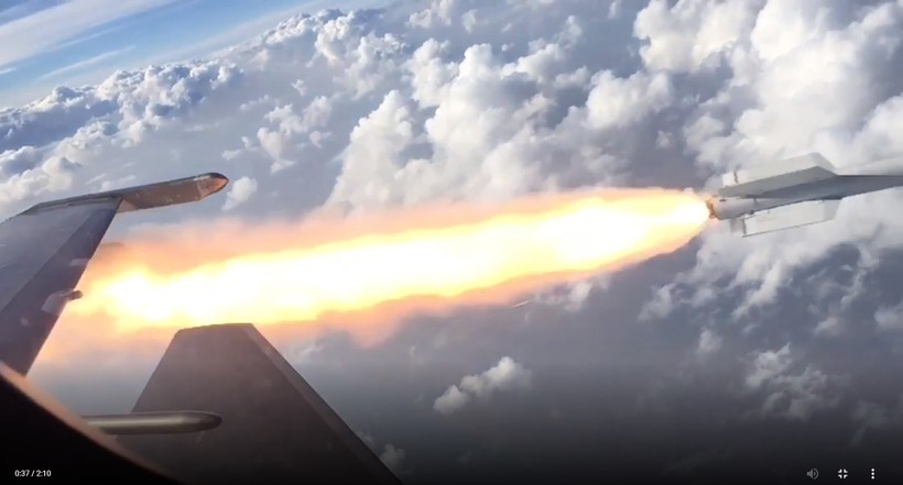 Máy bay chiến đấu Nga phóng tên lửa tiêu diệt mục tiêu trên biển Den. Video Russian Gazeta