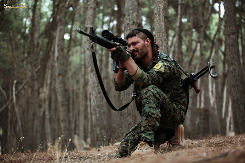 Một chiến binh người Kurd YPG bắn tỉa ở Afrin. Ảnh minh họa Masdar News.