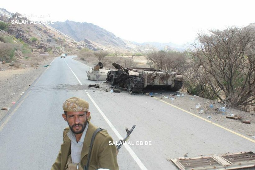 Chiến binh Houthi phá hủy một xe tăng T-55 của nhóm vũ trang trung thành với ông Hadi được Ả rập Xê út hậu thuẫn. Ảnh Yemen Observer