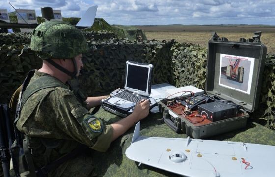 Trắc thủ điều khiển máy bay không người lái (UAV). Ảnh minh họa RIA.Novosti