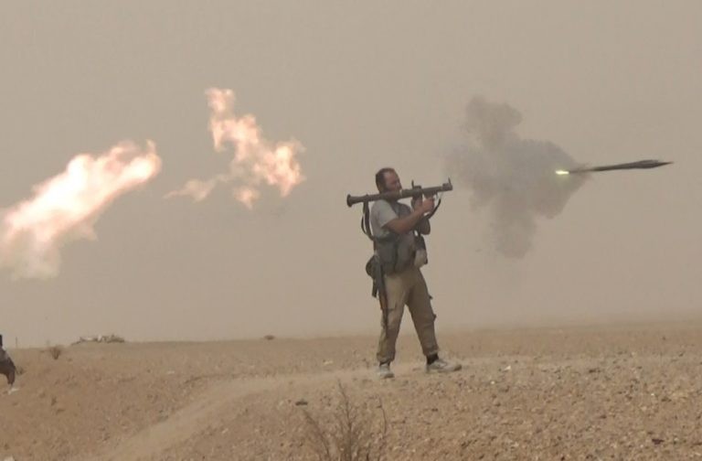 Binh sĩ quân đội Syria chiến đấu trên chiến trường sa mạc Deir Ezzor. Ảnh minh họa Masdar News