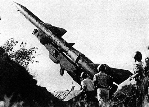 Tên lửa S-75 Dvina bảo vệ bầu trời Hà Nội. Ảnh minh họa tư liệu chiến tranh Việt Nam.
