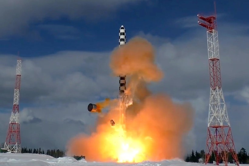 Lực lượng tên lửa chiến lược Nga phóng thử nghiệm tên lửa liên lục địa Sarmat, mang đầu đạn siêu âm Avangard. Ảnh minh họa: Russian Gazeta.