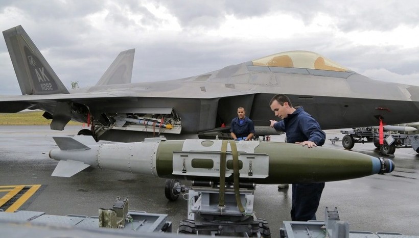 Lắp bom cho máy bay tiêm kích tàng hình F-22 Raptor. Ảnh Defence.Blog