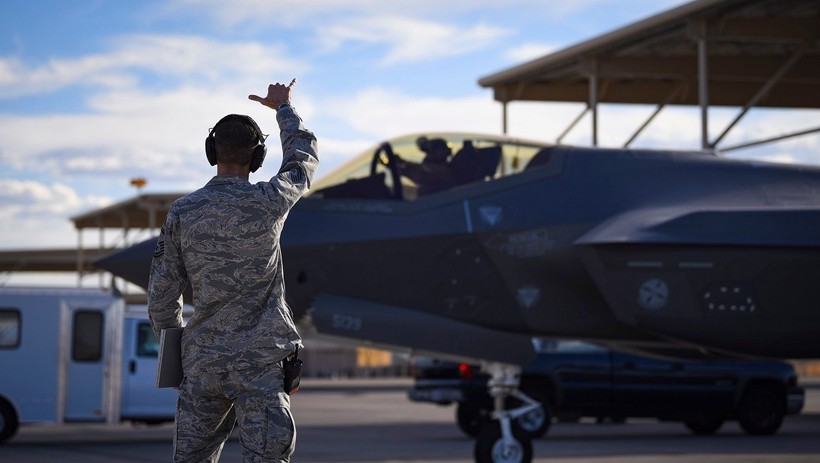 Thượng úy chuyên gia Thomas Puckett, đội trưởng đội kỹ thuật đảm bảo bay  số 57, chuyển giao một máy bay chiến đấu F-35 cho đội bảo trì bảo dưỡng vũ khí số 6 tại Căn cứ Không quân Nellis, Nevada. Ảnh chụp ngày 29.05.2018. (Sỹ quan không quân hạng 1 Andrew