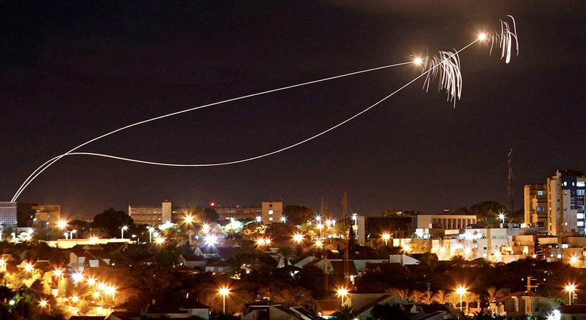 Tên lửa Tamir đánh chặn đạn tên lửa tự chế Qassam của dân quân Palestine. Ảnh minh họa RT