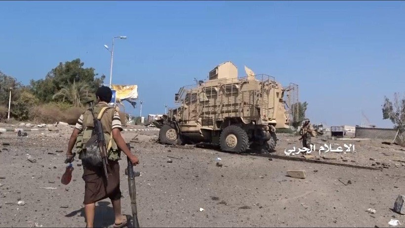 Chiến binh lực lượng Houthi tiến công trên chiến trường Yemen, khu vực Kilo 16. Ảnh minh họa: Masdar News.
