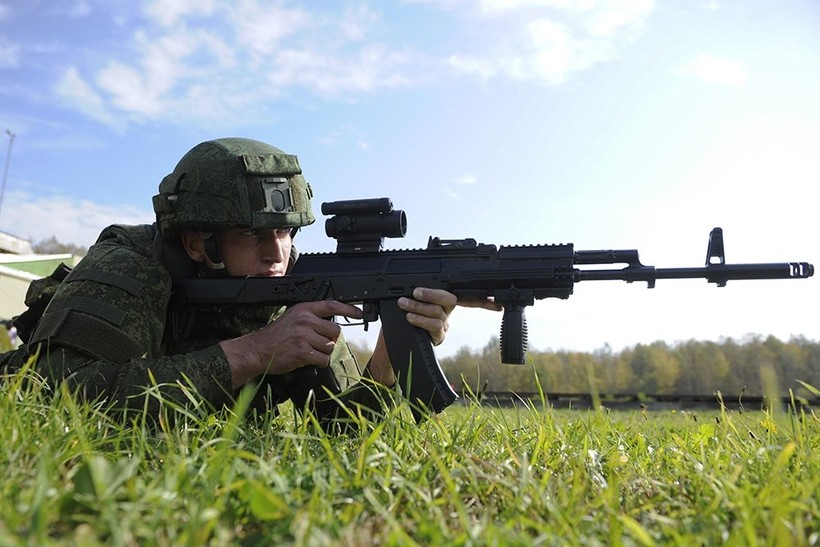 Binh sĩ Nga sử dụng súng tiểu liên AK-12K. Ảnh minh họa Rusian Gazeta
