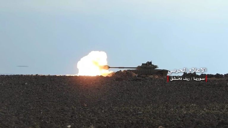 Xe tăng quân đội Syria tấn công trên hoang mạc al-Safa. Ảnh minh họa: Masdar News.