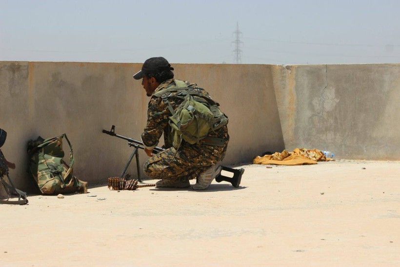 Chiến binh SDF trên chiến trường Deir Ezzor. Ảnh minh họa: Masdar News.