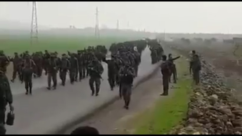 Binh sĩ quân đội Syria tiến về làng Arima trên vùng ngoại ô hướng Tây thành phố Manbji.