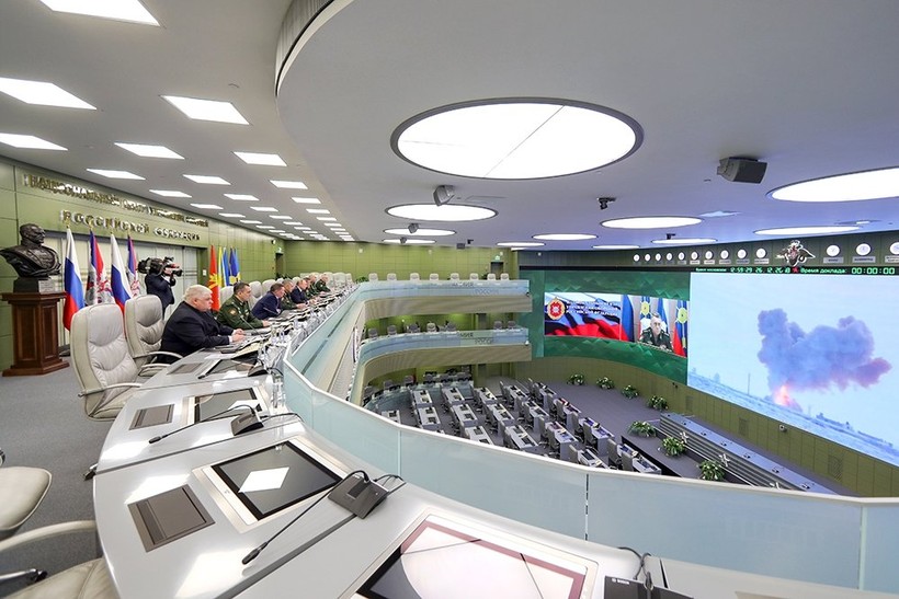 Tổng thống Nga Vladimir Putin, Bộ trưởng Quốc phòng Shoigu theo dõi cuộc thử nghiệm hệ thống tên lửa Avangard. Ảnh: Bộ Quốc phòng Nga.