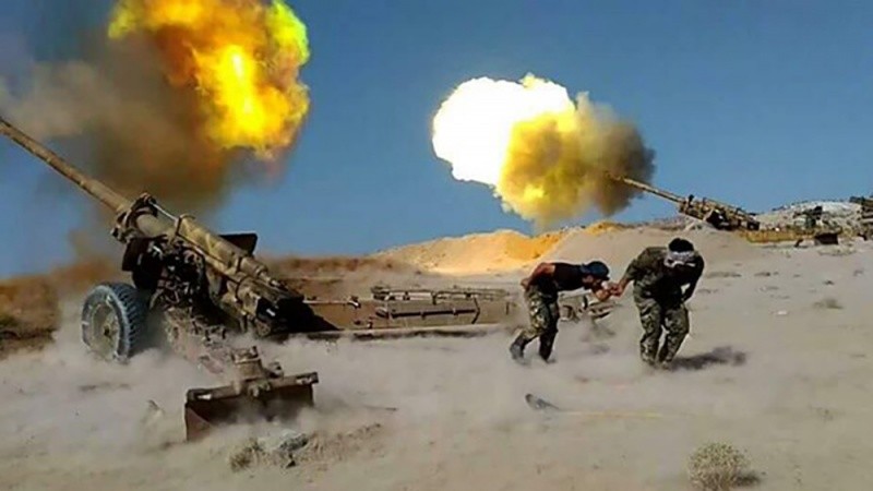 Pháo binh quân đội Syria bã đạn vào chiến tuyến lực lượng Hồi giáo cực đoan. Ảnh minh hoạc South Front