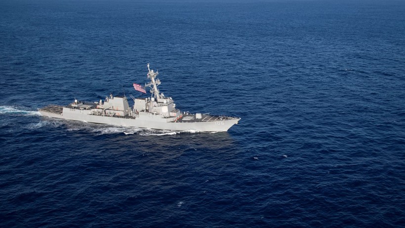 Khu trục hạm tên lửa có điều khiển USS Campbell của Mỹ trên Biển Đông. Ảnh: Reuters.