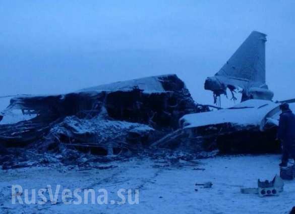 Máy bay ném bom chiến lược Tu-22M3 rơi vỡ nát trên sân bay. Ảnh: Rusvesna.