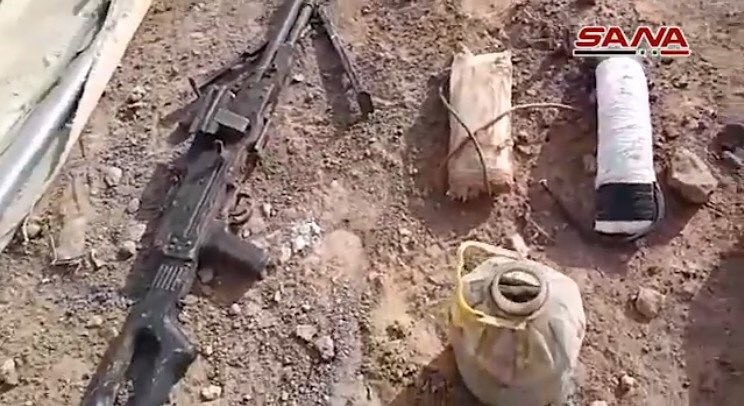 Quân đội Syria thu giữ vũ khí và vật liệu nổ trên xe quân y của IS trên sa mạc tỉnh Homs. Ảnh minh họa: SANA.