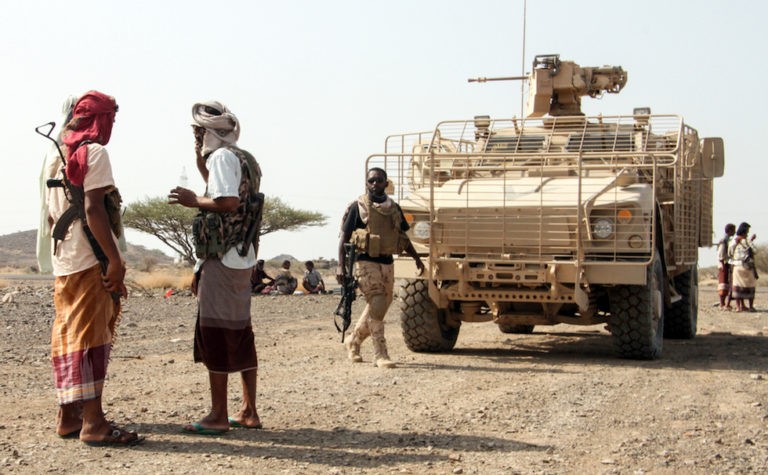 Các chiến binh Yemen, ủng hộ tổng thống Hadi trên chiến trường với xe bọc thép Ả rập Xê-út. Ảnh minh họa: South Front.
