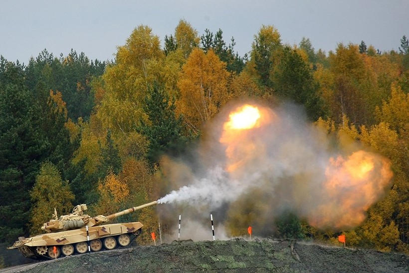 Xe tăng T-90 khai hỏa trên thao trường huấn luyện. Ảnh minh họa: Rusian Gazeta.