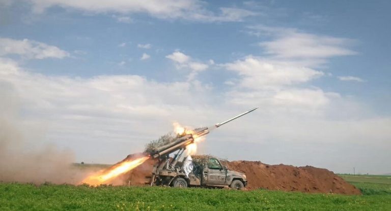 Lực lượng Hồi giáo cực đoan phóng tên lửa tự chế vào chiến tuyến quân đội Syria. Ảnh minh họa South Front