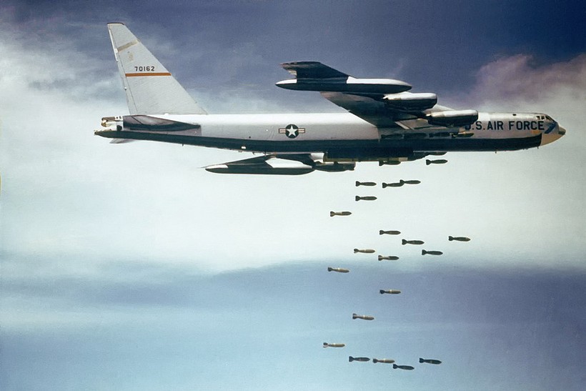 Máy bay ném bom chiến lược B-52H, phương tiện mang của vũ khí mới. Ảnh minh họa: trang web DARPA.