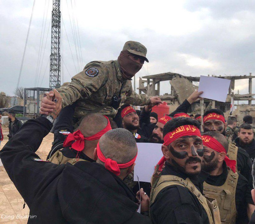 Các binh sĩ Palestine ăn mừng kết thúc khóa huấn luyện khắc nghiệp của Lính đánh thuê Nga ở Aleppo. Ảnh: South Front.