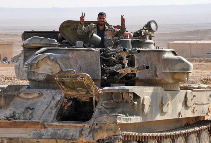 Binh sĩ quân đội Syria với xe phòng không tự hành Shilka trên chiến trường Hama, Idlib